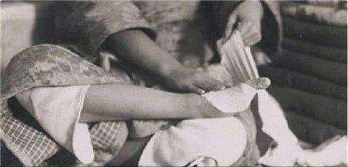 女人小脚为啥叫三寸金莲,古代女人是三寸金莲脚吗