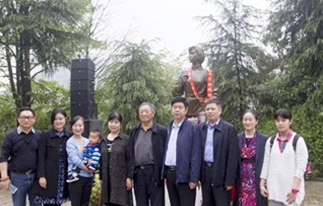 2019年，毛岸平追悼会：李敏、李讷、*新宇毛**敬献花圈