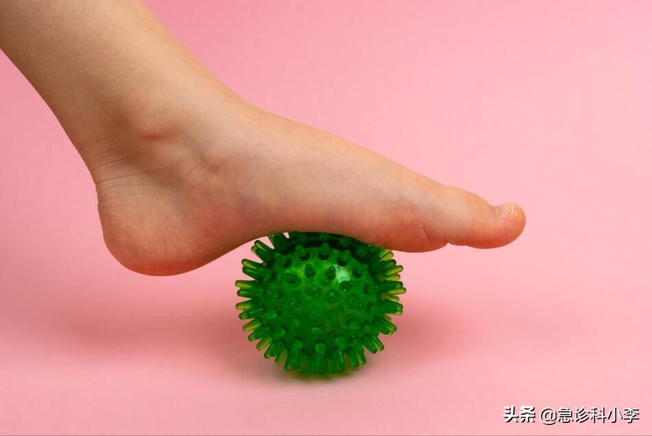 脚气反反复复怎么办？医生：教你2个实用方法，根治脚气不复发