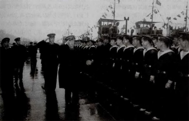 1982年，海军水兵左手敬军礼，*华清刘**看后气得欲砸电视