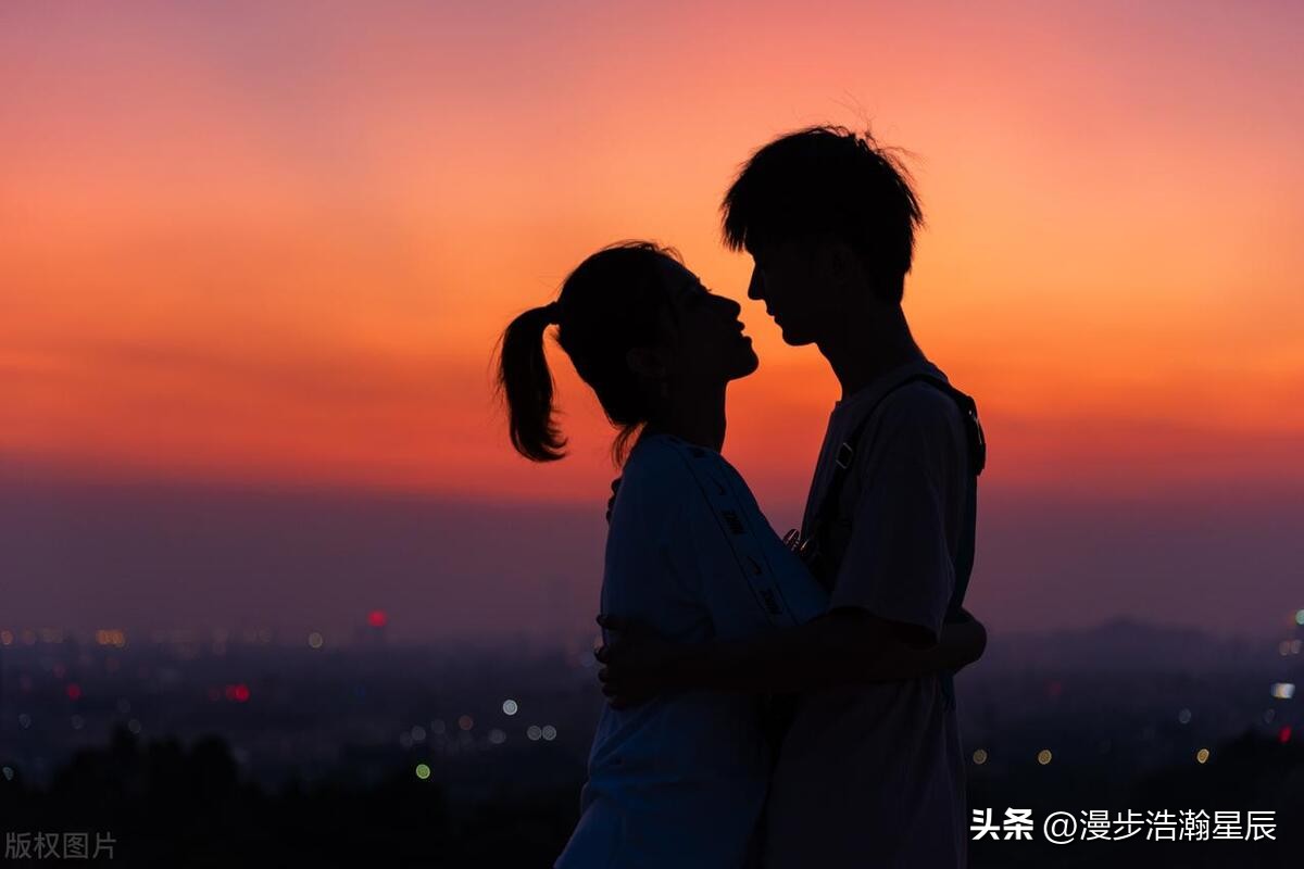 河面飘来一具裸体女尸，没有头颅，无法确认身份，凶手是谁？