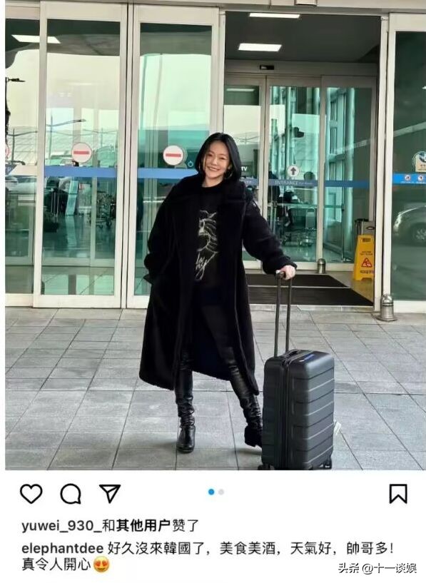 韩国街头偶遇小S，44岁穿高中校服坐旋转木马，被网友吐槽装嫩