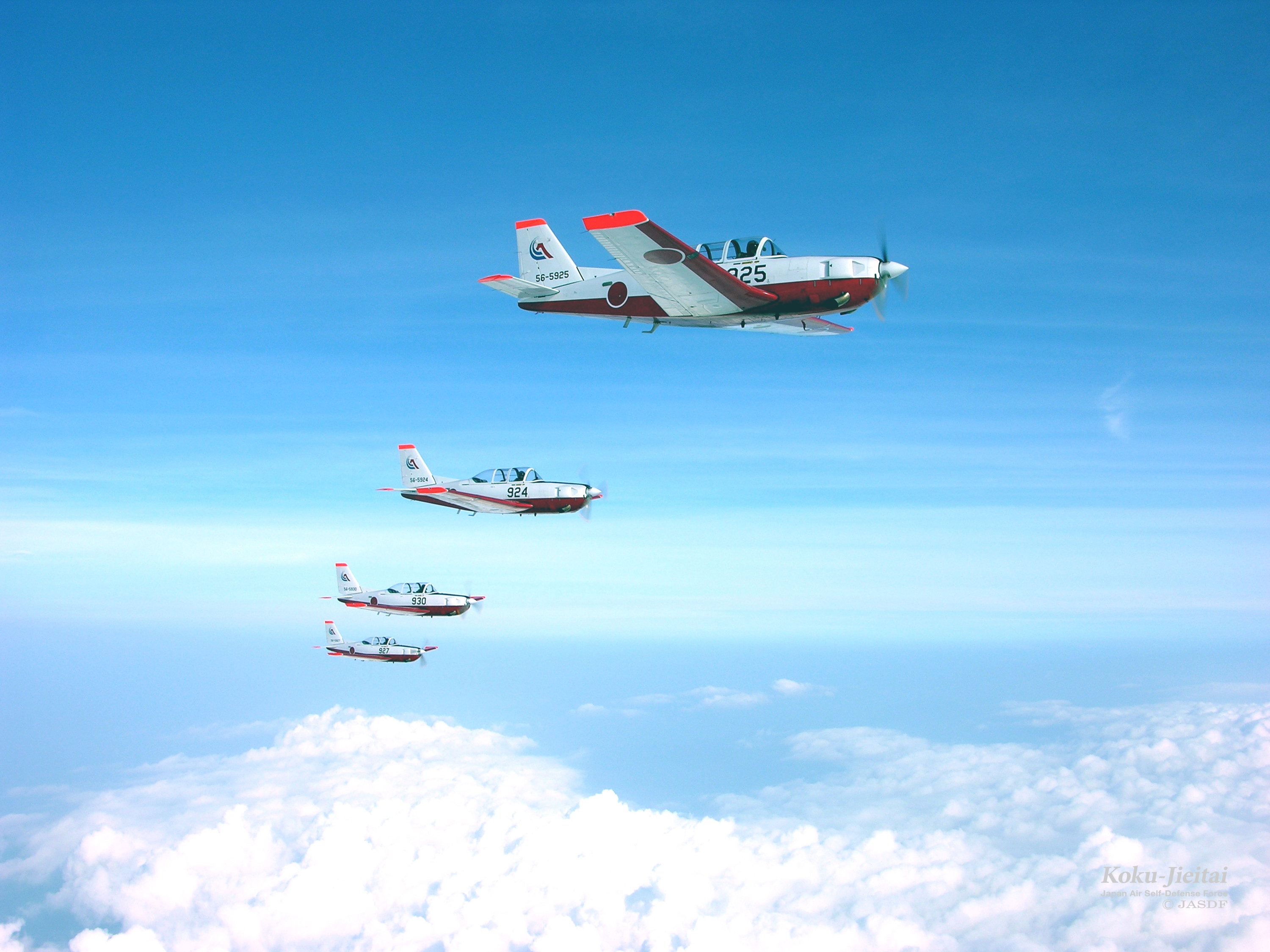 日本列岛的初级和中级训练机“富士T-7”