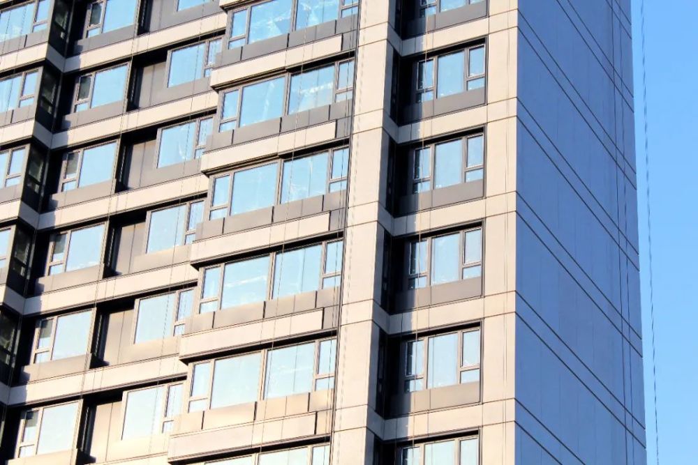 承重铝板中间悬空变形怎么办,铝板变形的原因及处理方法