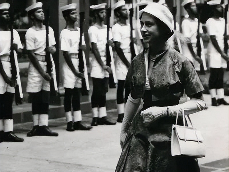 英国女王最喜欢的包包牌子,英国女王拿的包包价格