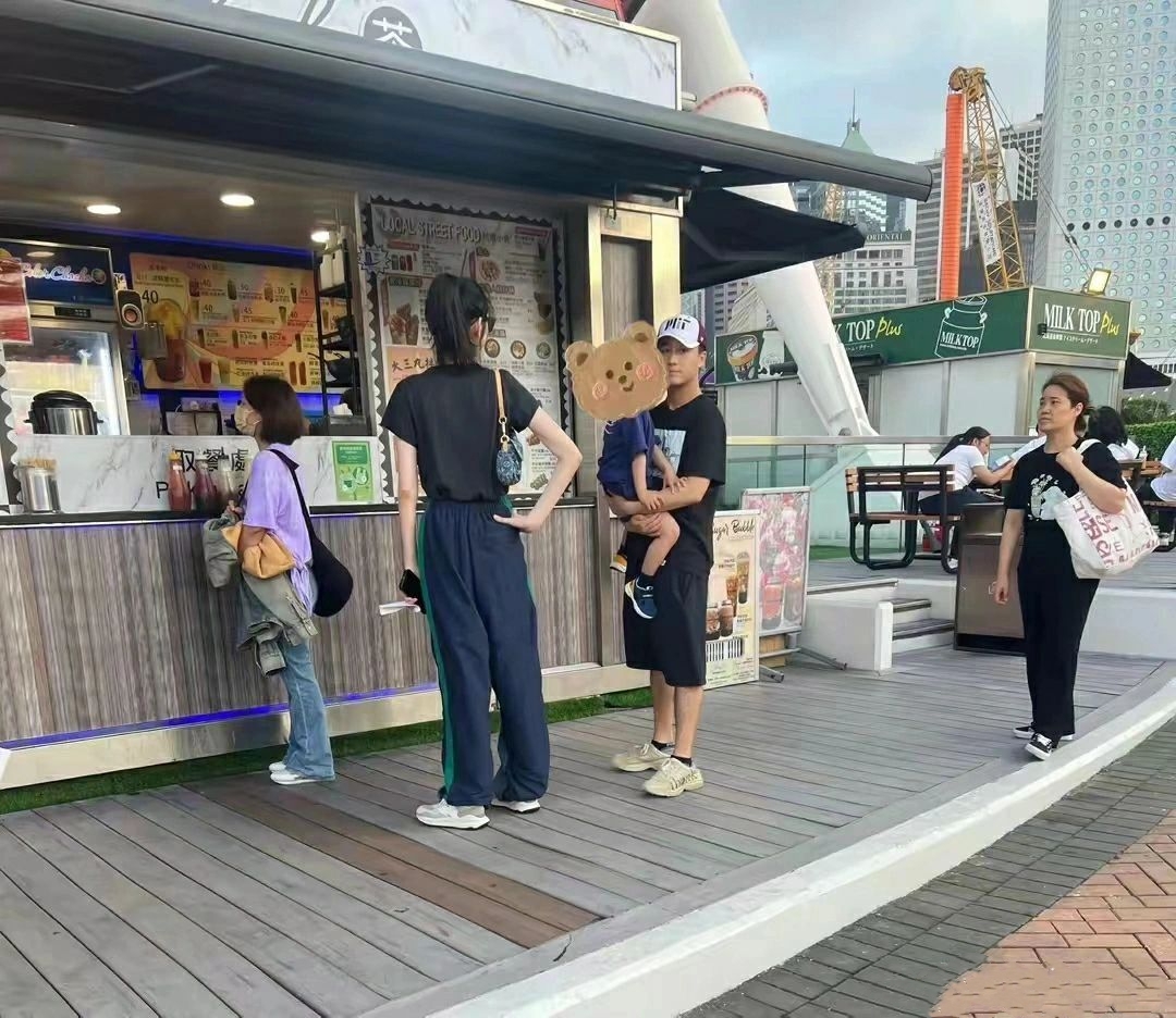 何猷君穿优衣库短袖,何猷君奚梦瑶穿椰子衣服