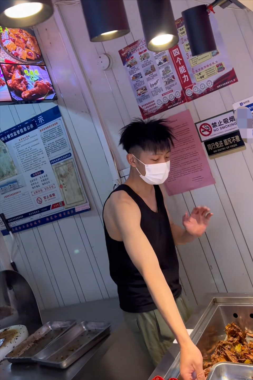 开黄腔、摸肌肉、玩烂梗，淄博鸭货小哥正在被下头女游客性骚扰