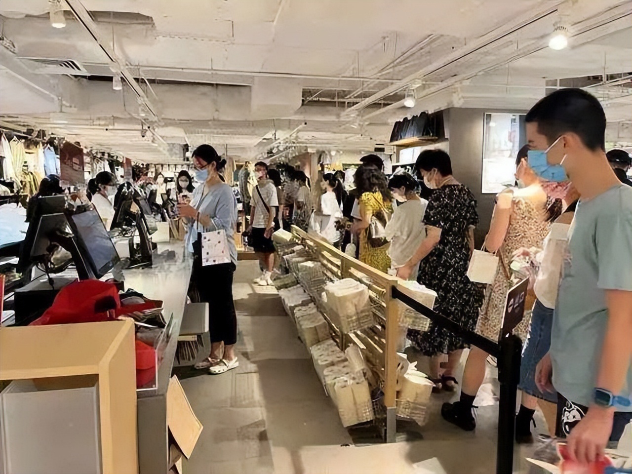 实体店又输了？“只逛不买”成普遍现象，老板无可奈何，咋回事？