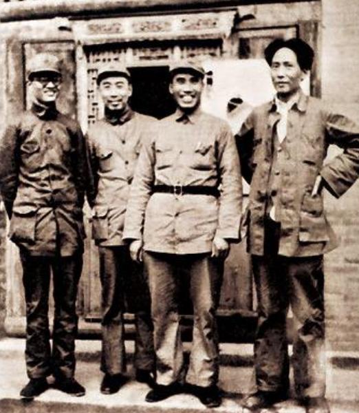 为毛主席牵马的红军去世，没人告诉毛主席，后来他亲自去墓前悼念