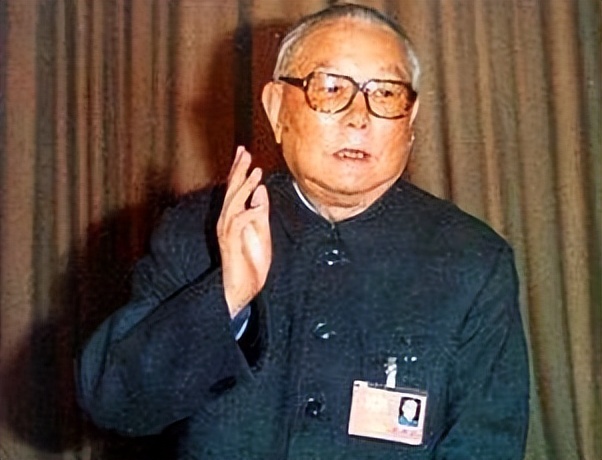 1969年，*先念李**抽雪茄，毛主席试尝后：这烟很好，为何不告诉我？