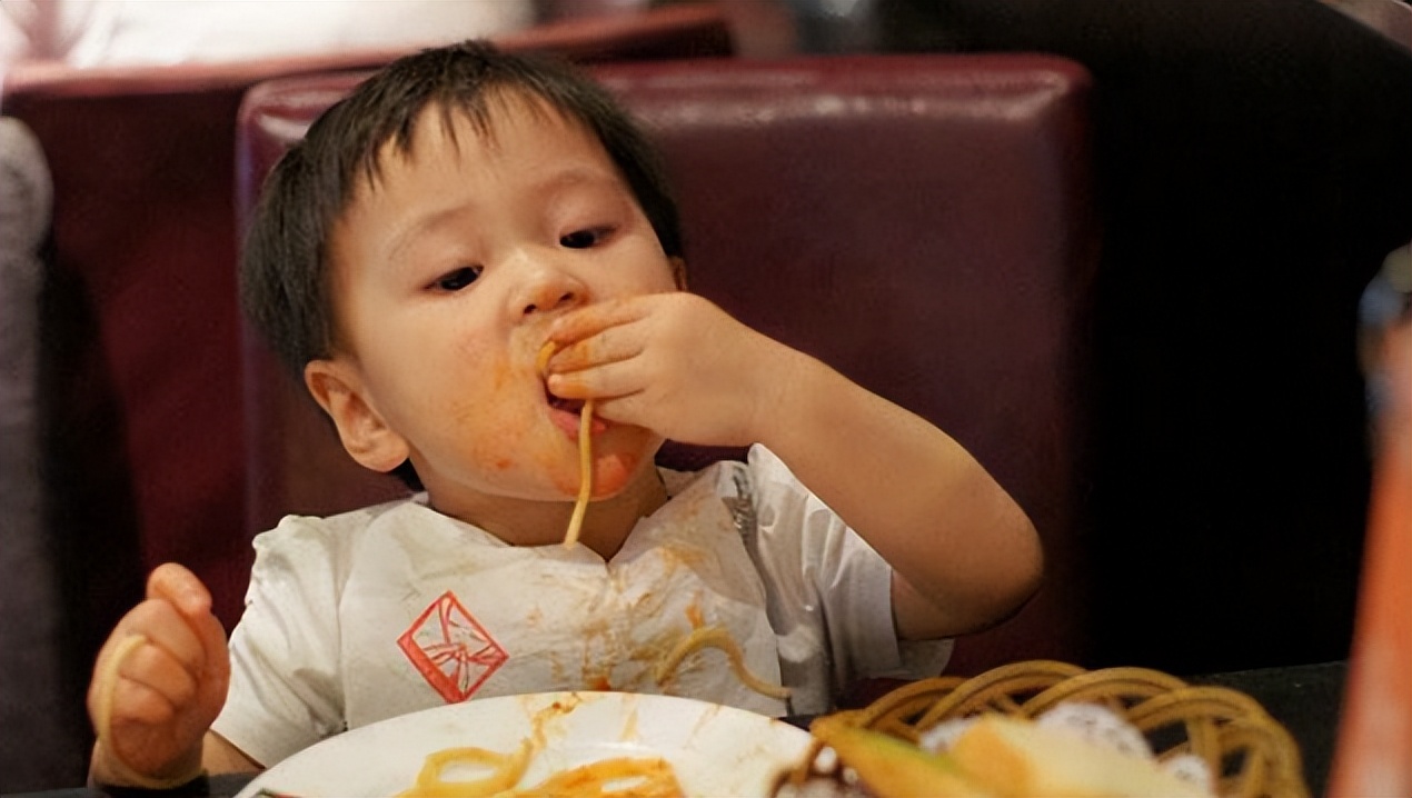 宝宝总饿是母乳没营养吗,宝宝一天都不怎么饿是消化不好吗