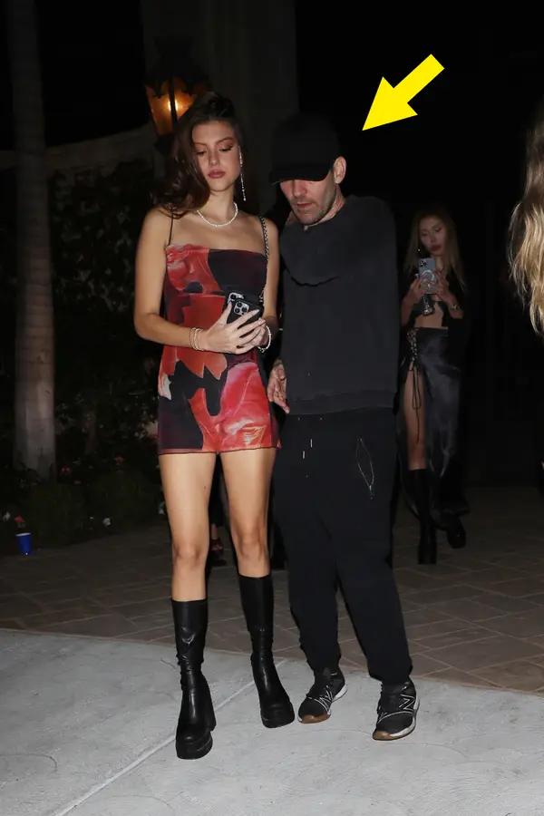 小李子办游艇派对女友庆生,小李子和朋友一起在游艇度假