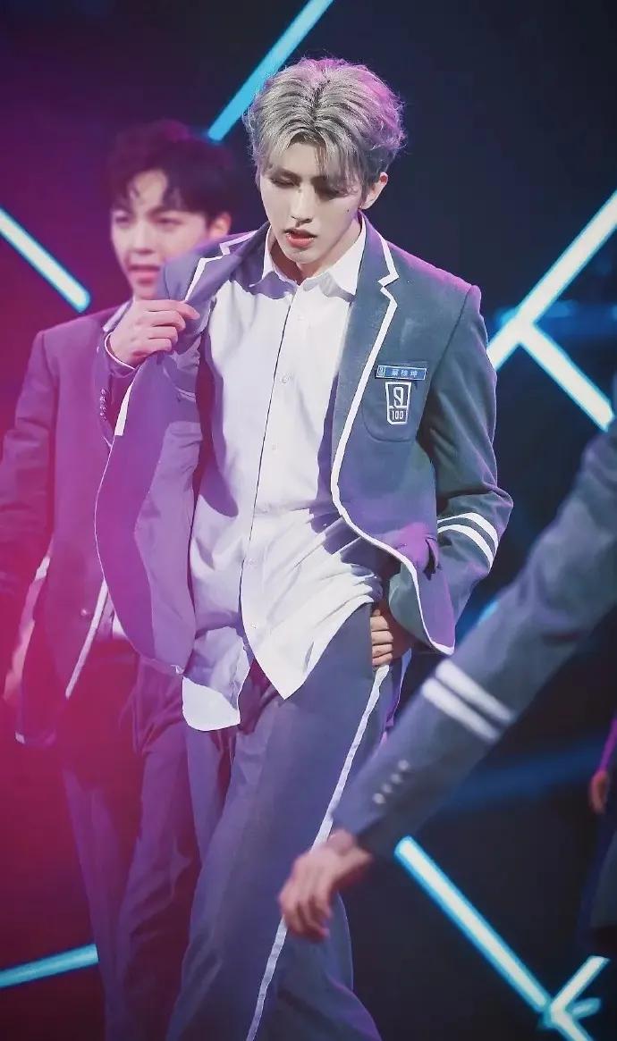 蔡徐坤和华晨宇现在怎么样了,蔡徐坤和华晨宇能比吗