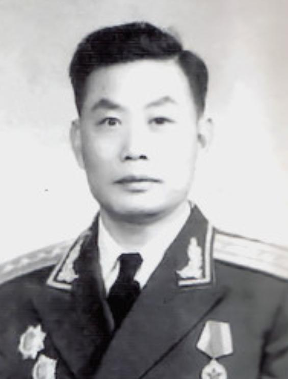 1957年，一张苏联交通宣传画被带到北京，毛*东泽**：纠正违章先敬礼