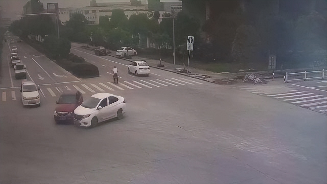 下大雨闯红灯监控能照清楚吗,下暴雨半夜12点闯红灯会被拍吗