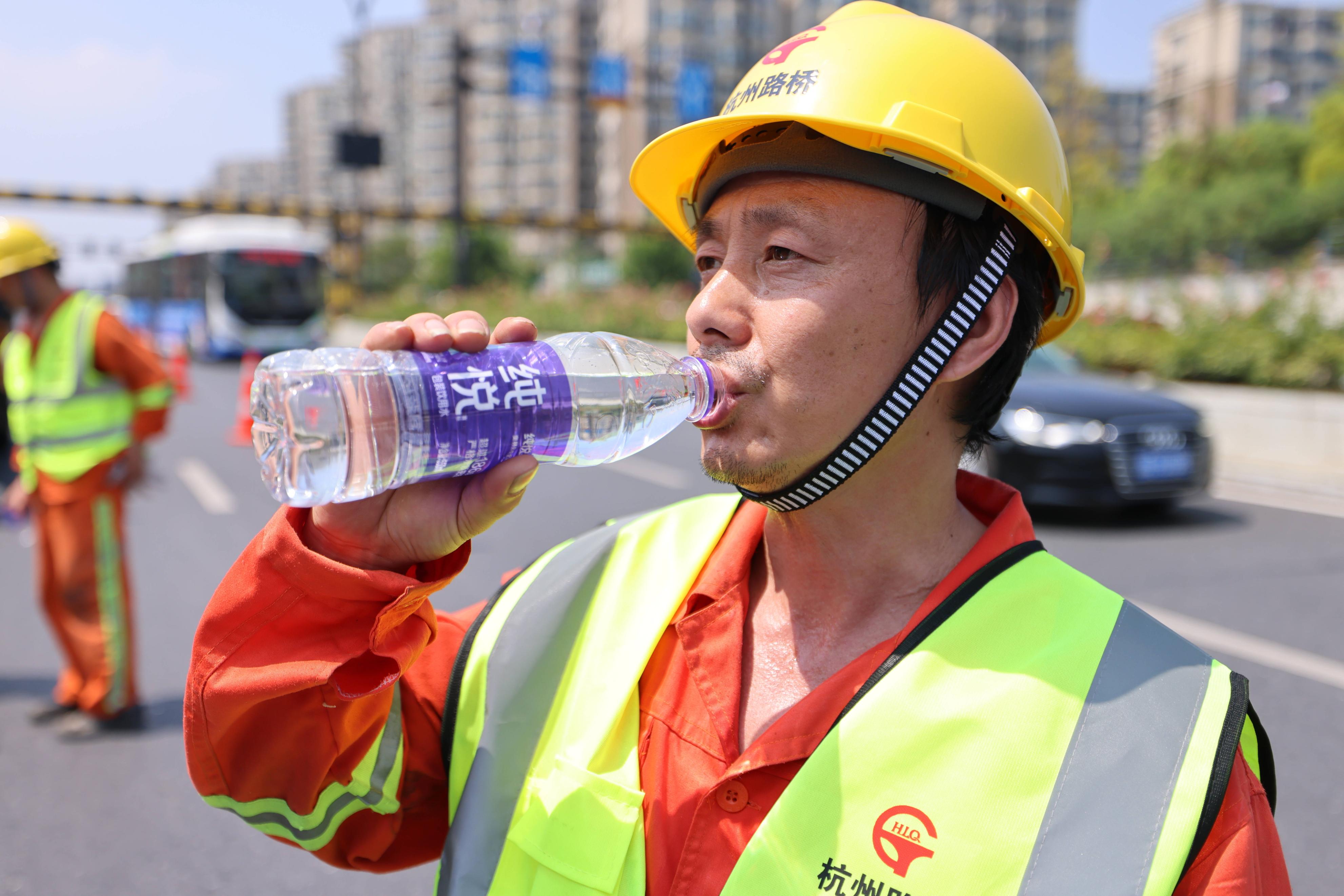 纯悦“一瓶水接力”第六季：送出清凉，让爱延续，致敬脚踩“火炉”的筑路人