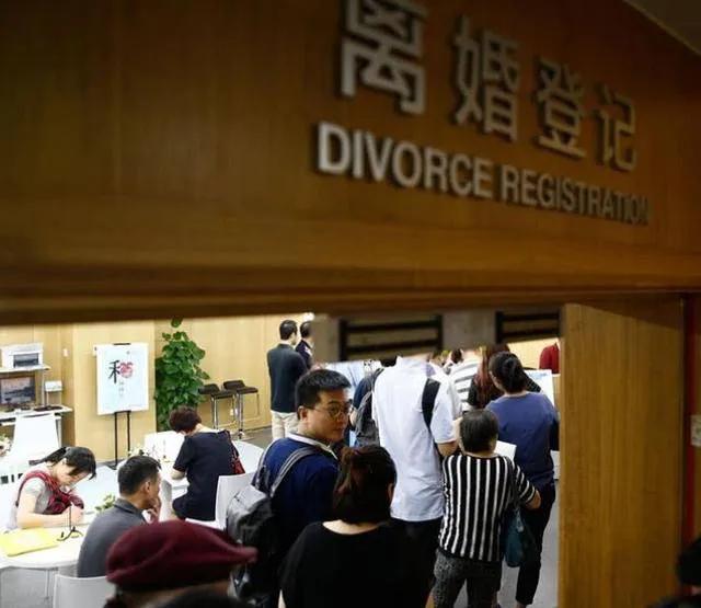 妻子办离婚带男友被丈夫打重伤,妻子提离婚丈夫打人犯法吗