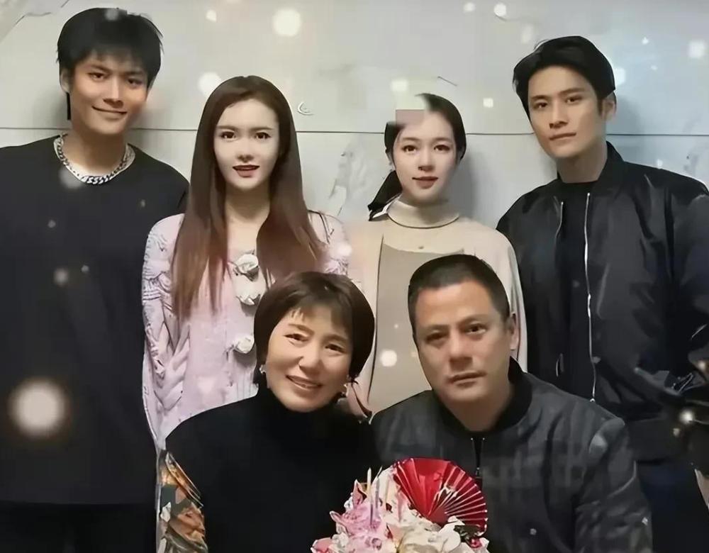 小杨哥爸爸私密视频泄露！浑身光溜溜露*处私**，称醉酒后被恶搞