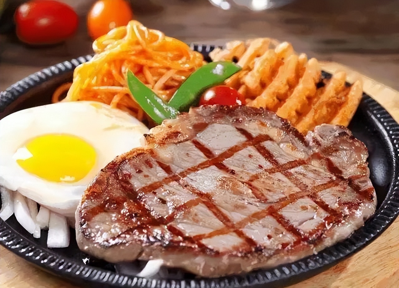 西餐服务员会端来一杯柠檬水,西餐上餐前的柠檬水是用来干嘛的