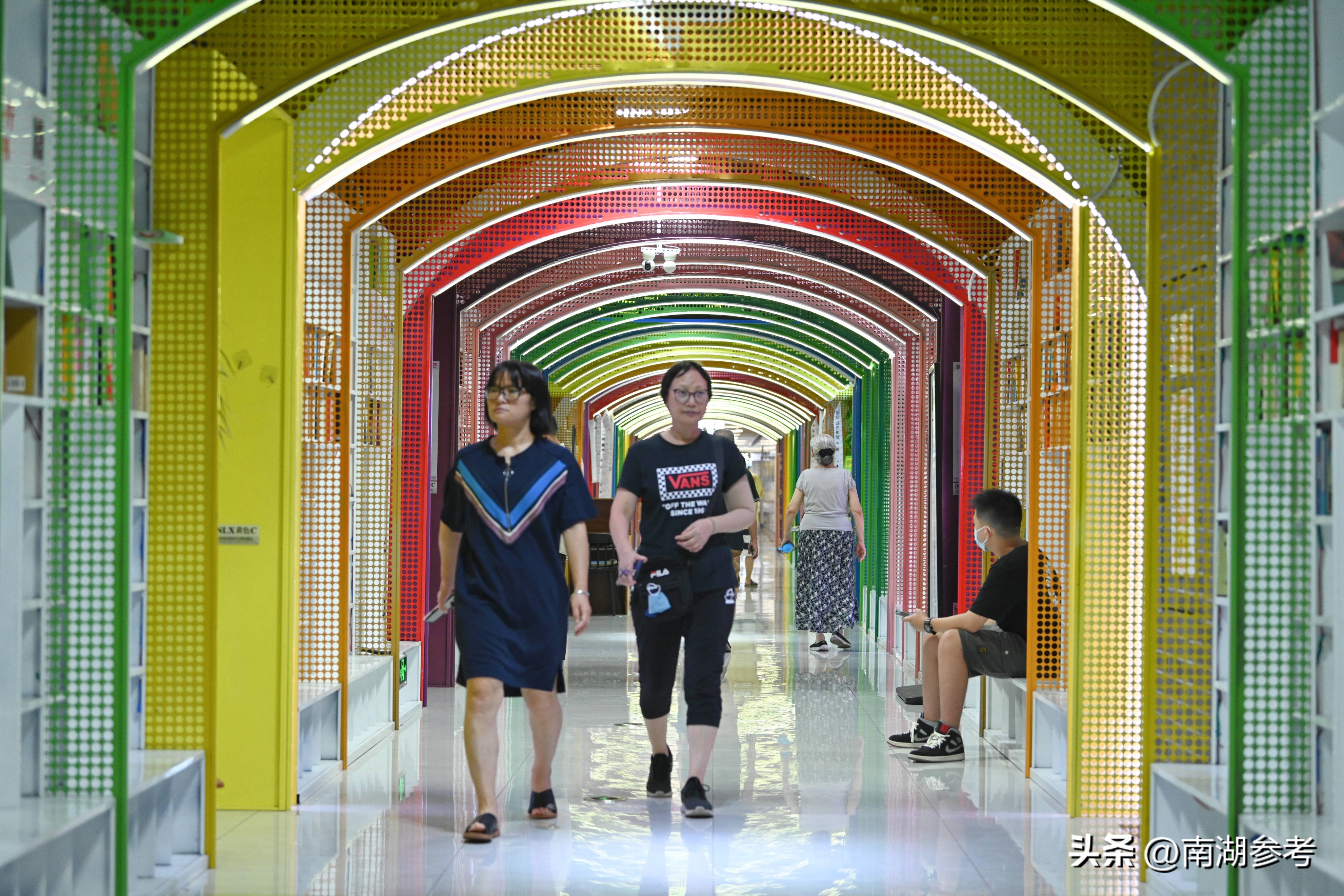 南宁24小时营业的书店,南宁地铁站现百米彩虹书店