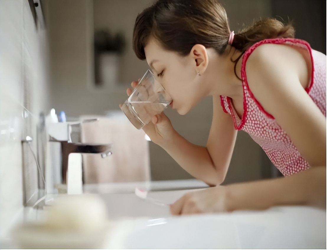 牙齿表面软软发臭的“黄泥”到底是什么?教你三招,轻松去除