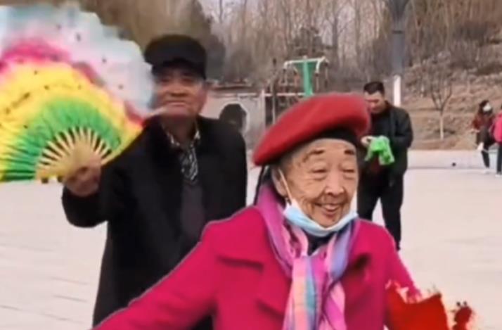 李玉成遭嘲吃软饭，85岁妻子马玉琴与陌生男子跳舞，被指心真大