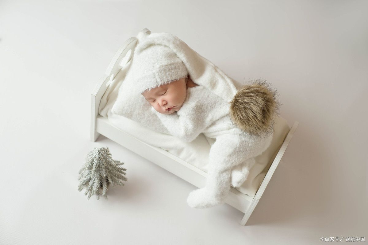 为什么有的新生儿会睡整觉,新生儿明明很困却不睡要怎么办