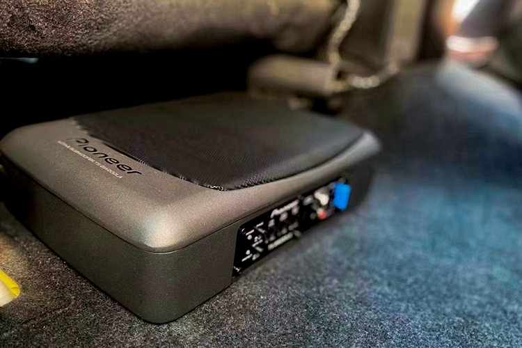 零跑新能源汽车t03内饰改装,零跑t03汽车音响改装