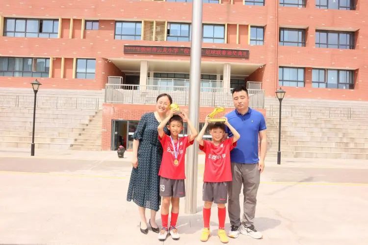 绿茵点燃梦想足球彰显青春,足球点燃梦想激情挥洒青春