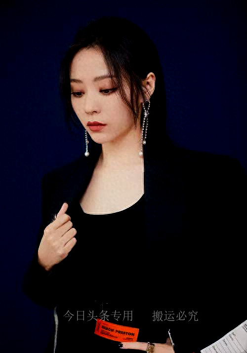 上演*妇熟**的诱惑？张靓颖将暴露当性感，海豚音公主沦为夜总会公主