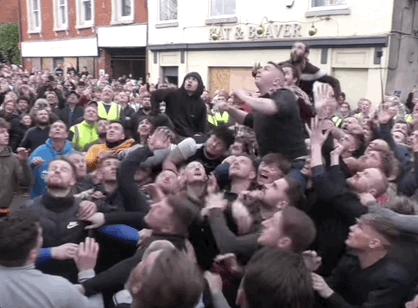 英国最疯的球赛，王室都被揍出鼻血