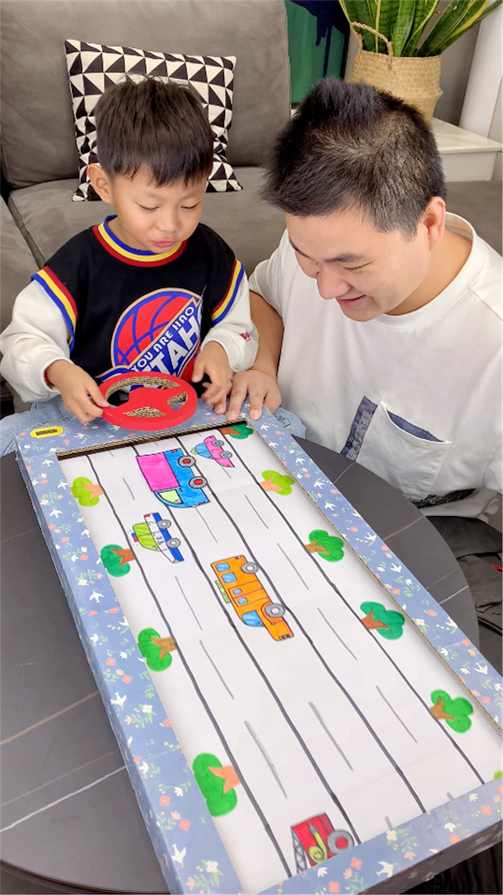 用纸箱做既简单又好玩的赛车,超好玩的纸箱赛车玩具视频