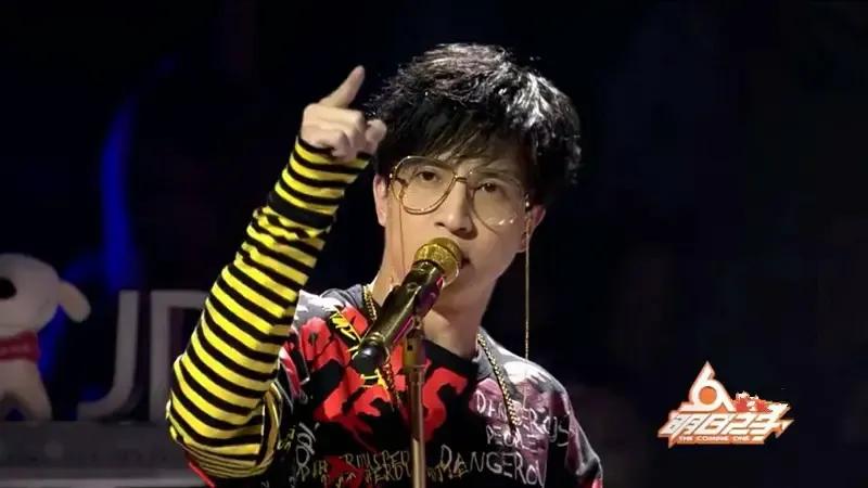 薛之谦说淋过雨却为别人撑伞,薛之谦自己淋雨总想给别人撑伞