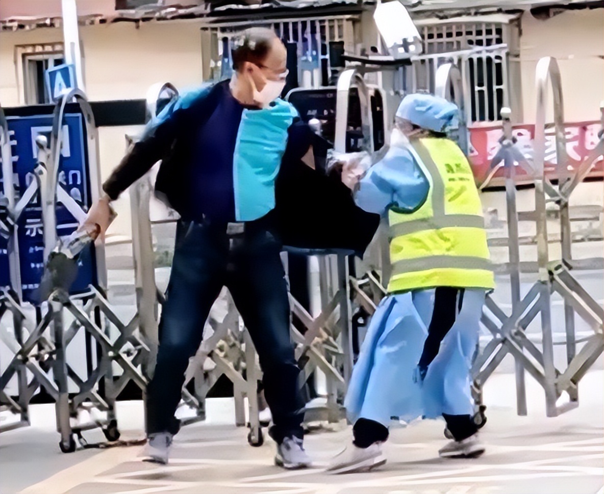 上海一大爷犯烟瘾，委托朋友送1条香烟，与女保安上演“抢烟战”