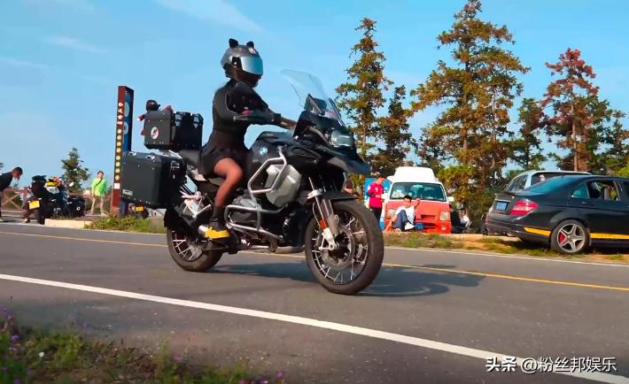 摩托车撞女网红,女网红骑摩托被撞