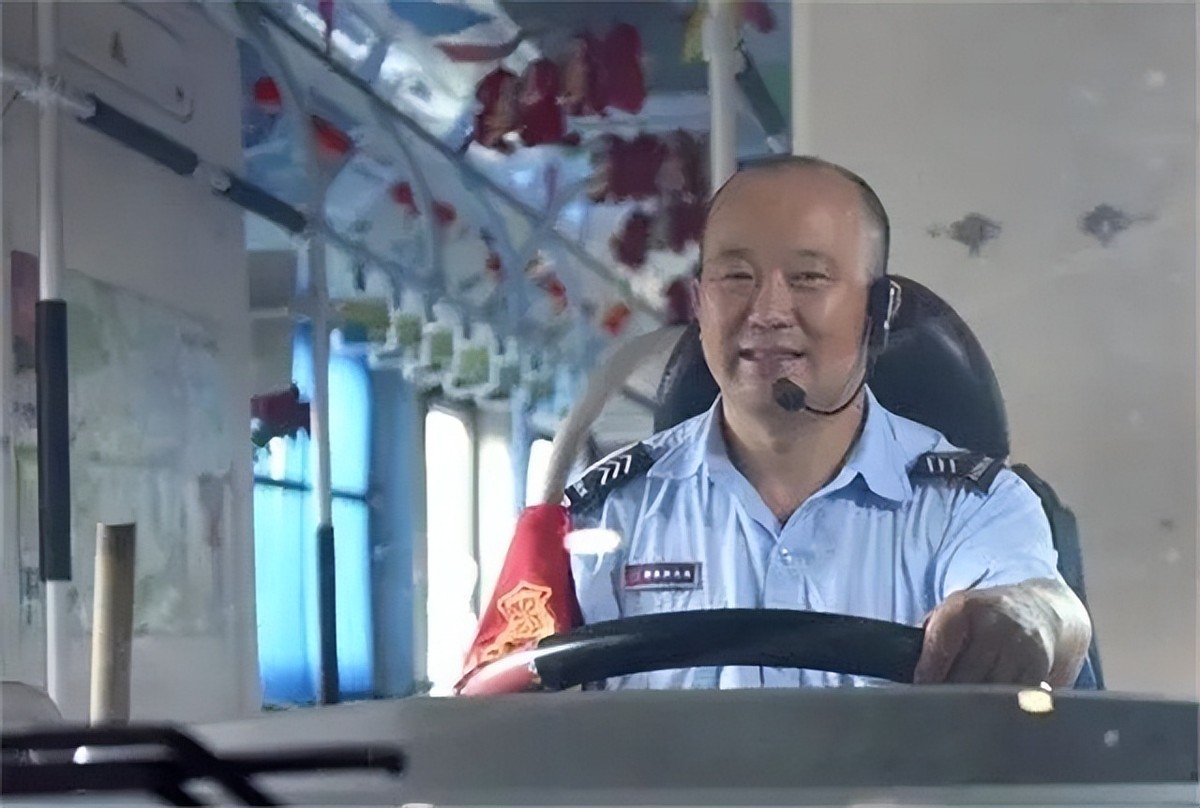 19年，一90岁老人坐在公交车上不肯走！一查是毛主席接见过的劳模