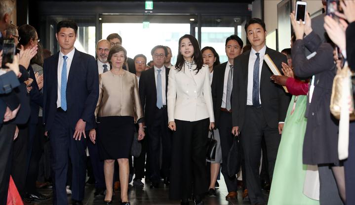 韩第一夫人访美韩服造型,韩第一夫人现身