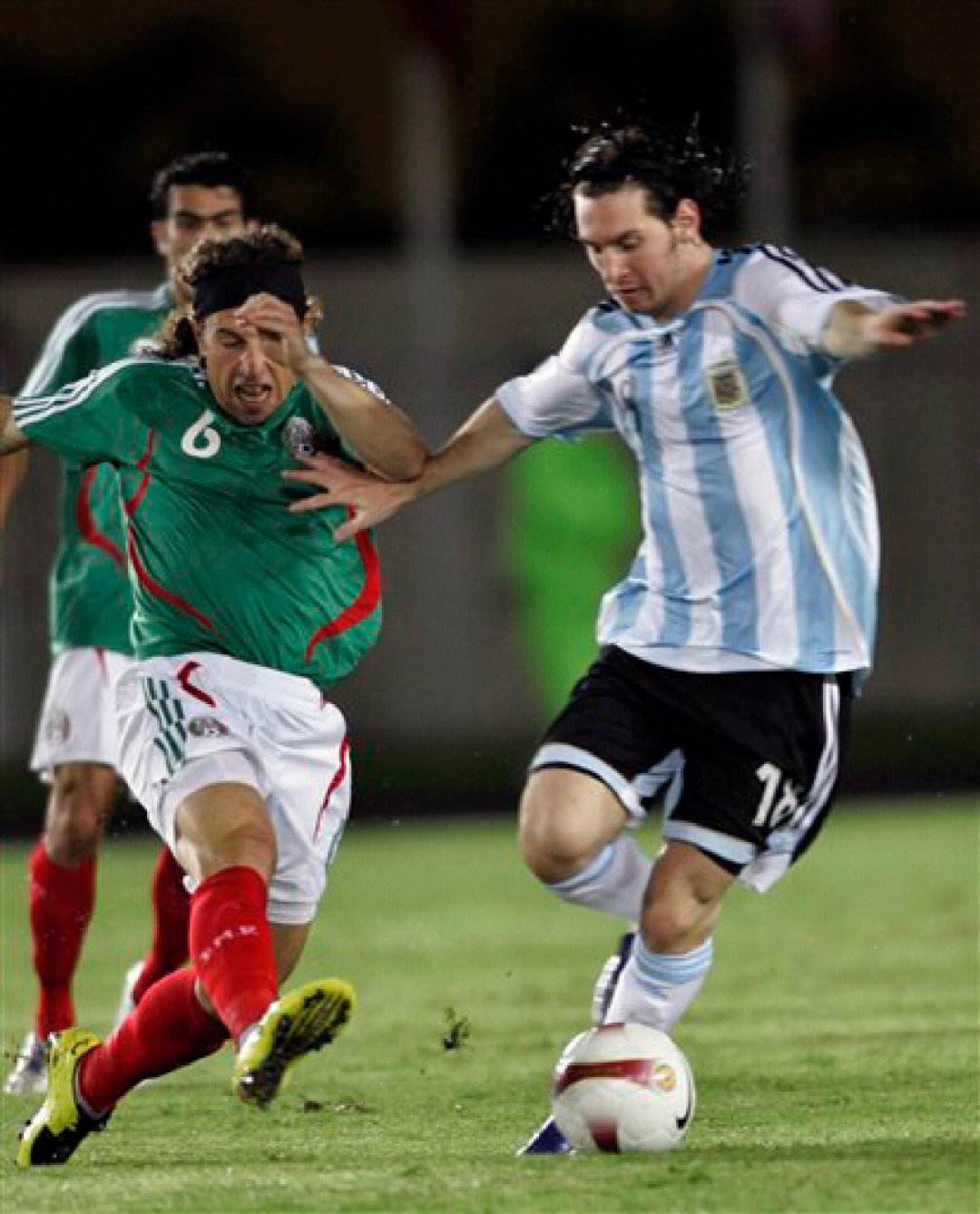 梅西暖心故事,巨星梅西背后的故事