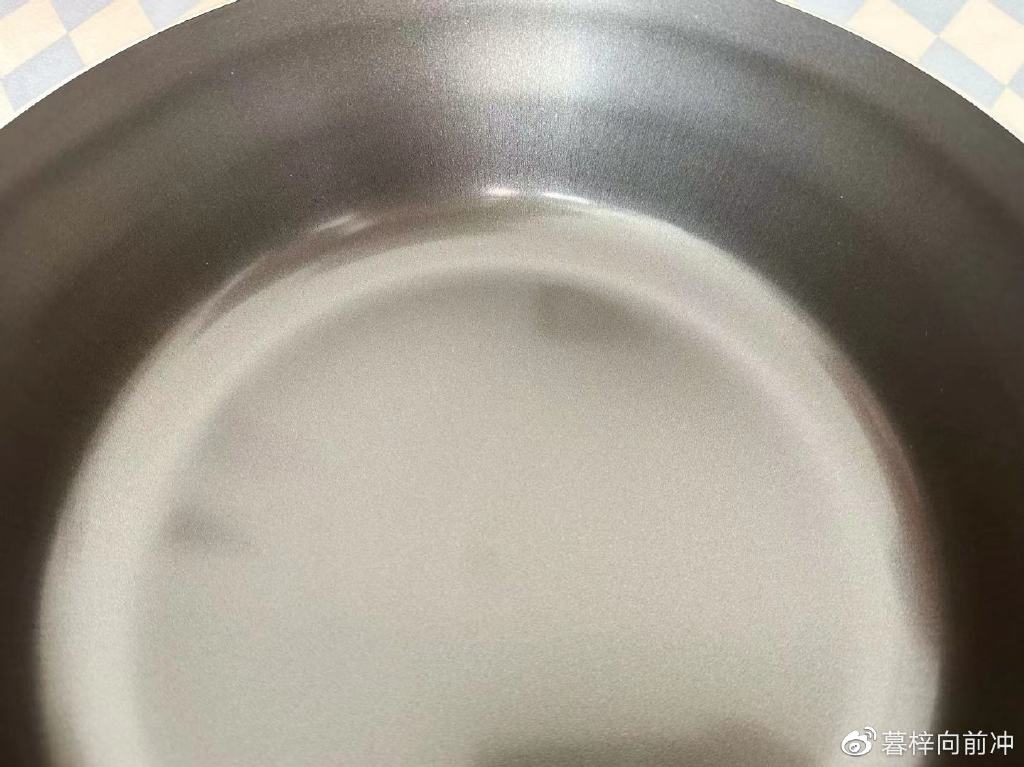 什么材质的锅不粘锅又耐用,刚买回来的锅好用又不粘锅无烟