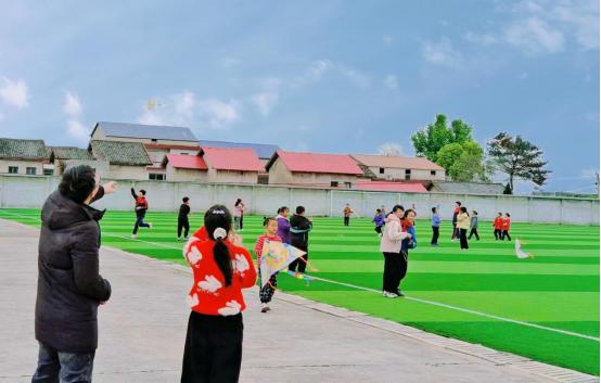 慰问学校的留守儿童,衡阳衡南关爱儿童中心