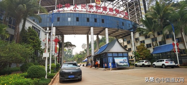 中国小伙在老挝自驾游,老两口自驾游中国