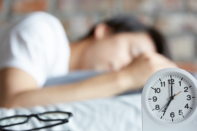 明明困得头疼却睡不着怎么解决,明明困得不行却怎么也睡不着