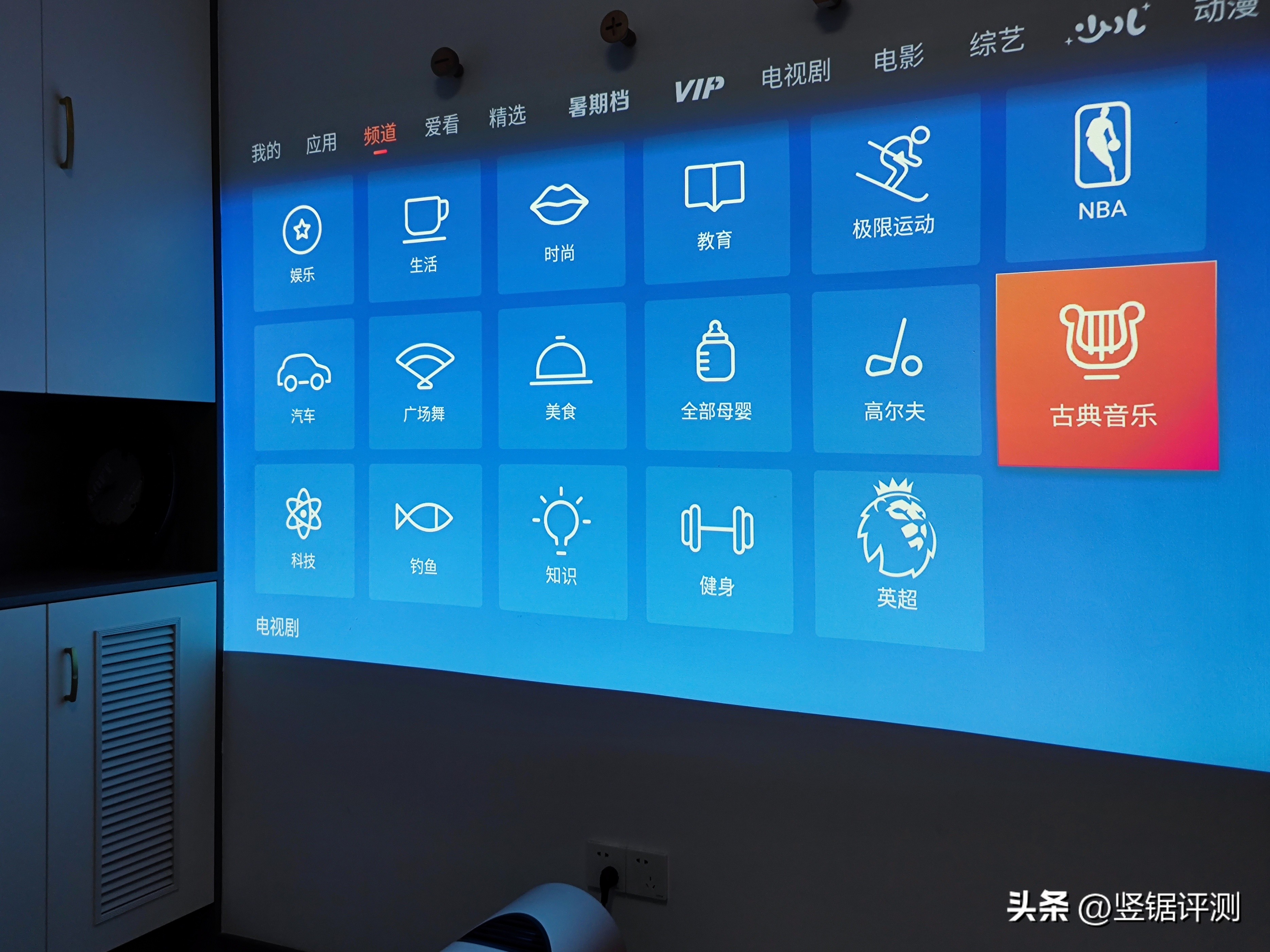 能将空墙变成“百英寸电视”？慧示全能投PLUSH3超短焦投影仪评测