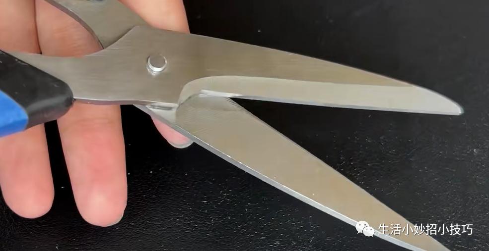 不管剪刀多钝简单一招立马变锋利,怎样让小刀片锋利