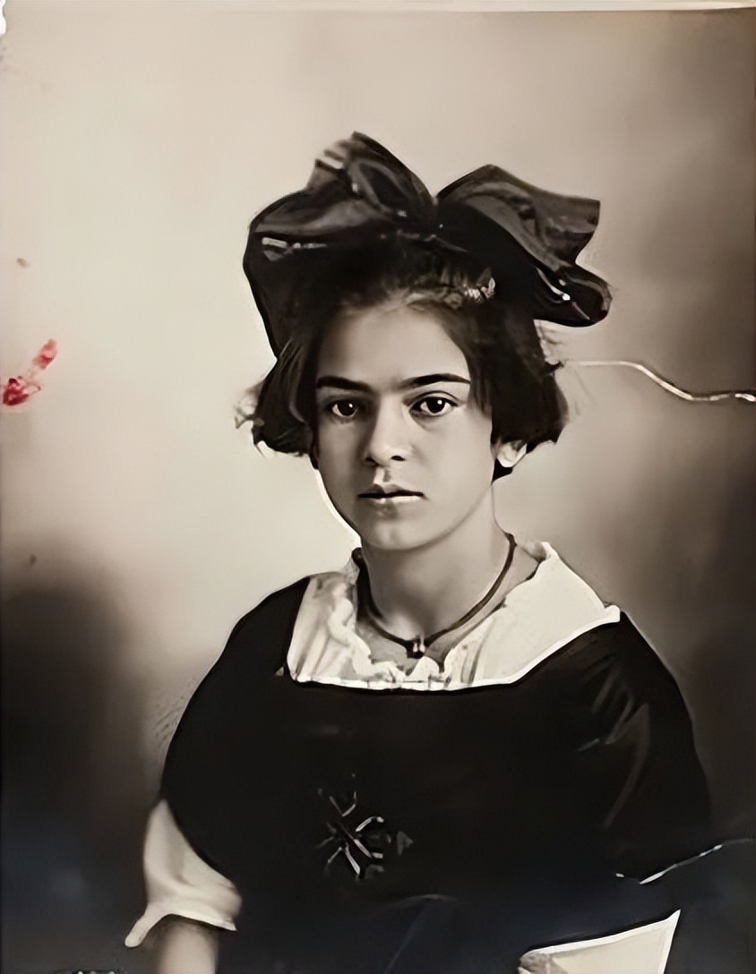 丈夫出轨亲妹,车祸做了32次手术,她的自画像怎么就值2.2亿?