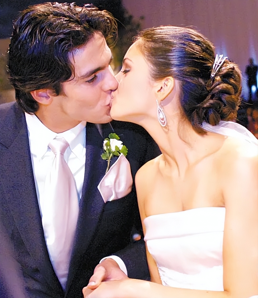 卡卡和梅西的关系,卡卡和前妻谈恋爱视频