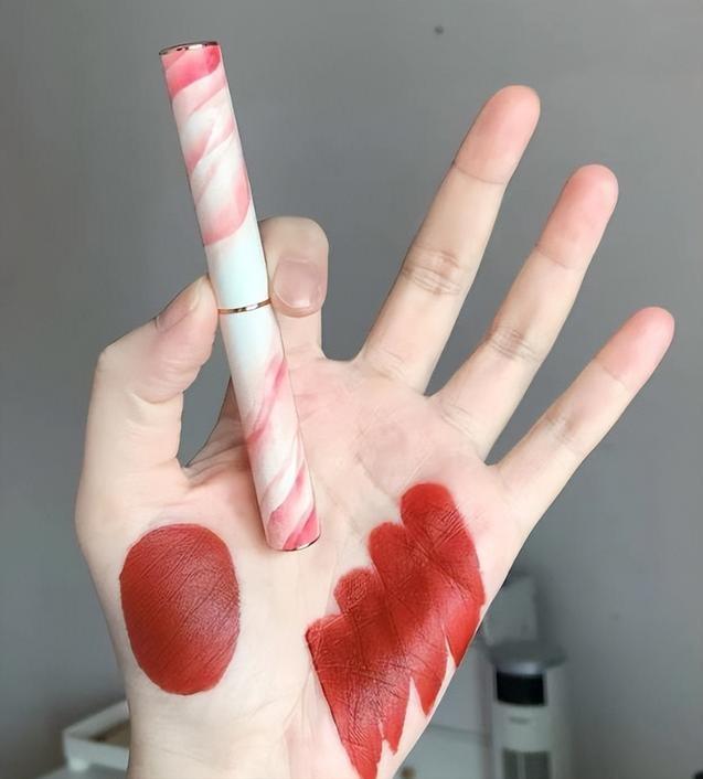 长期涂口红嘴唇颜色不好看了,经常涂口红会不会对嘴唇造成危害