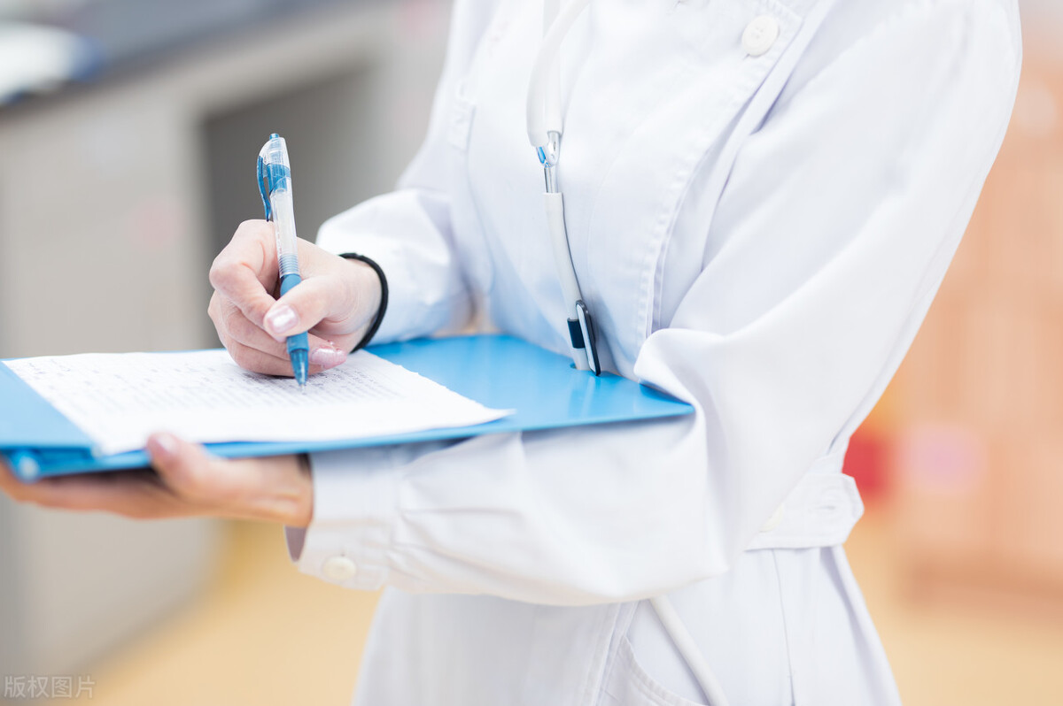 公交女司机意外怀孕，没把留院观察当回事，上班时乘客提醒她屁股底下都是血