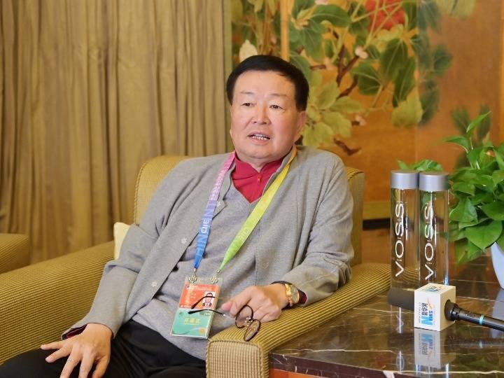 他靠卖红牛坐拥千亿庄园，曾靠*血卖**度日，年过花甲仍孤家寡人