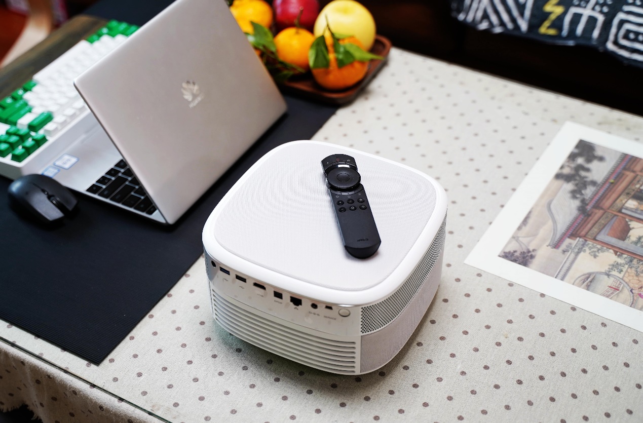 家里空间不够投影仪没法用，看看这台坚果O1S短焦投影仪